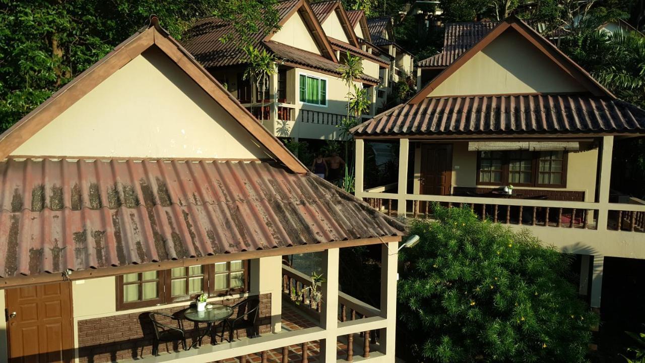 Kata Beachwalk Hotel And Bungalows Ngoại thất bức ảnh