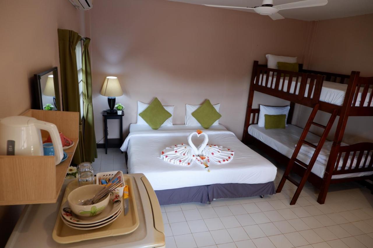 Kata Beachwalk Hotel And Bungalows Ngoại thất bức ảnh