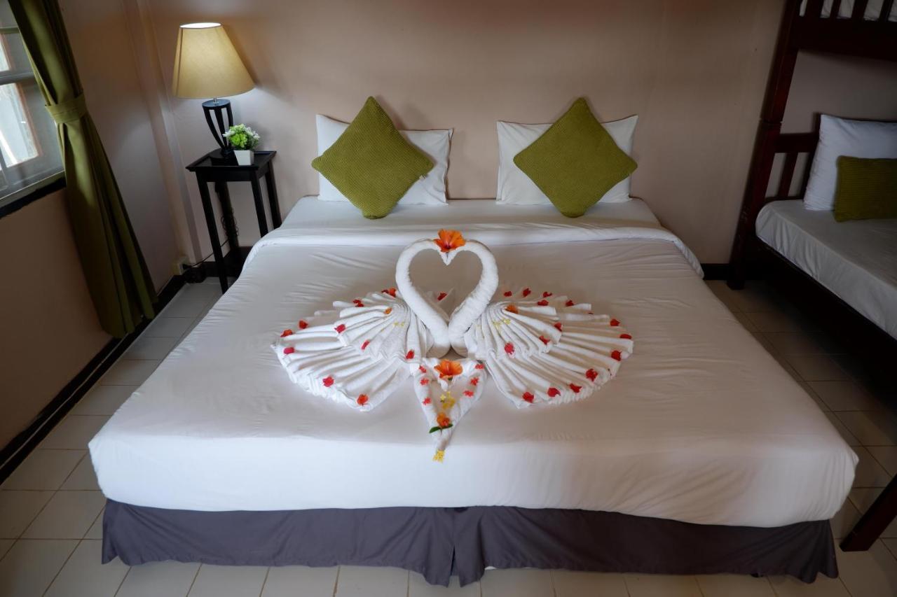 Kata Beachwalk Hotel And Bungalows Ngoại thất bức ảnh