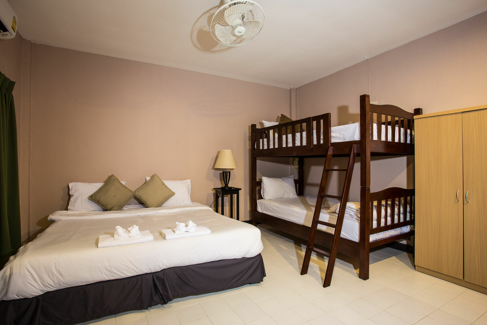 Kata Beachwalk Hotel And Bungalows Ngoại thất bức ảnh