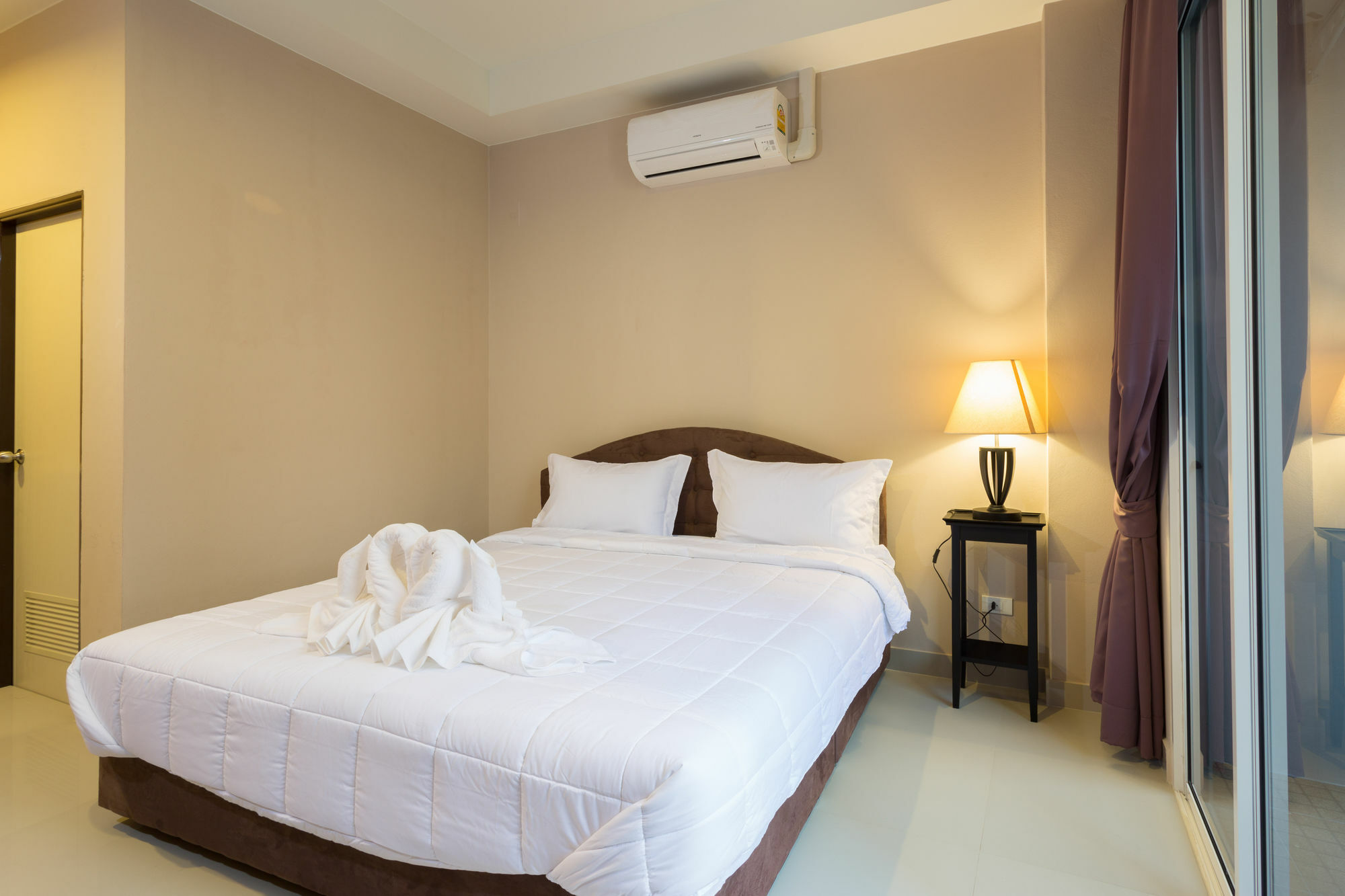 Kata Beachwalk Hotel And Bungalows Ngoại thất bức ảnh