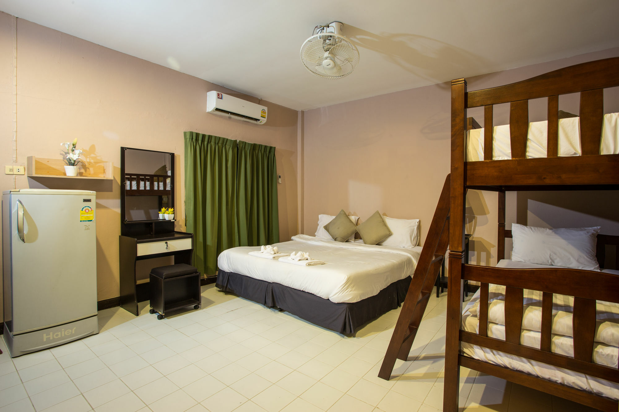 Kata Beachwalk Hotel And Bungalows Ngoại thất bức ảnh