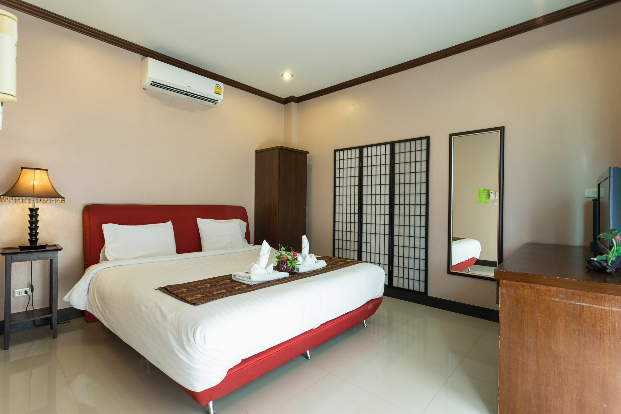 Kata Beachwalk Hotel And Bungalows Ngoại thất bức ảnh