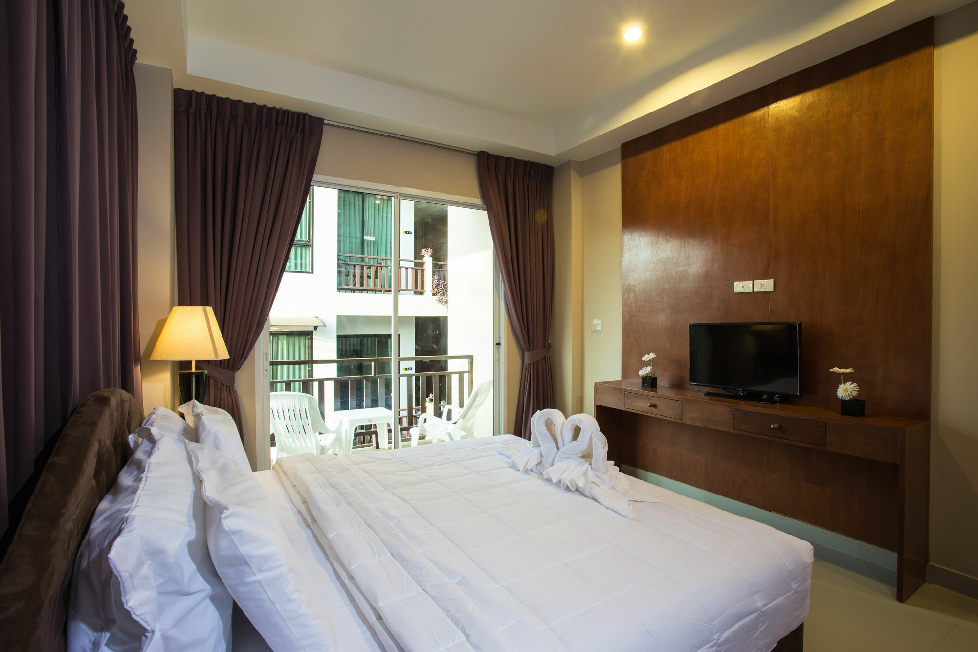 Kata Beachwalk Hotel And Bungalows Ngoại thất bức ảnh